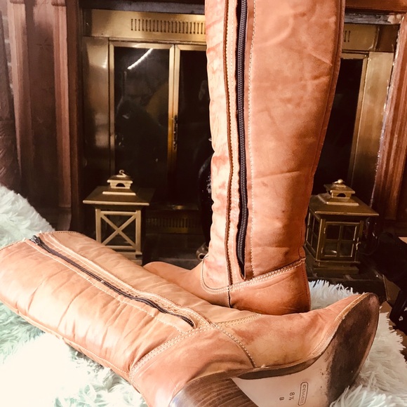 boots 👢 - Picture 2 of 5